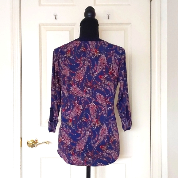 NWOT. Corvia Blue/Red Paisley Patterned Neck & Front Design 3/4 Sleeve Blouse. - Picture 2 of 4